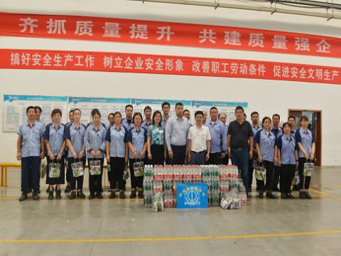 炎炎夏季，市总工会送清冷，丝丝关爱暖人心