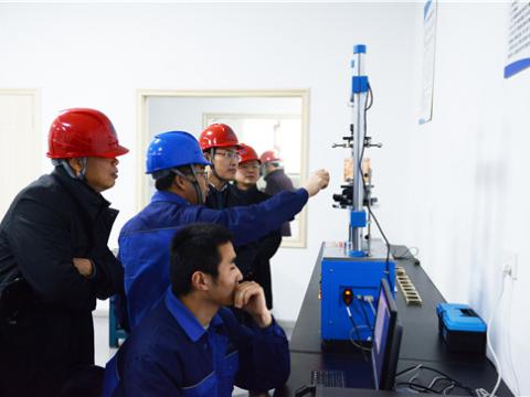 扬中市委常委孙健一行来k豆钱包参观“柴继涛劳模创新工作室”