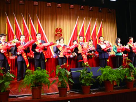 公司总经理蒋文功被授予扬中视装第二届劳动圭表”